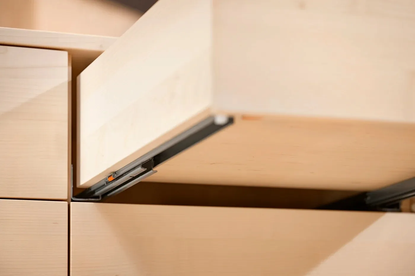 Hvordan vi «får plass» på 60 kvadrat - en småbarnsfamilie på 4👇, ⭐️ Vi  utnytter høyden, og fyller skap fra gulv til tak med effektiv oppbevaring,  ⭐️ Vi bruker esker/kurver på øverste hylle for å ..., image size:1400x934